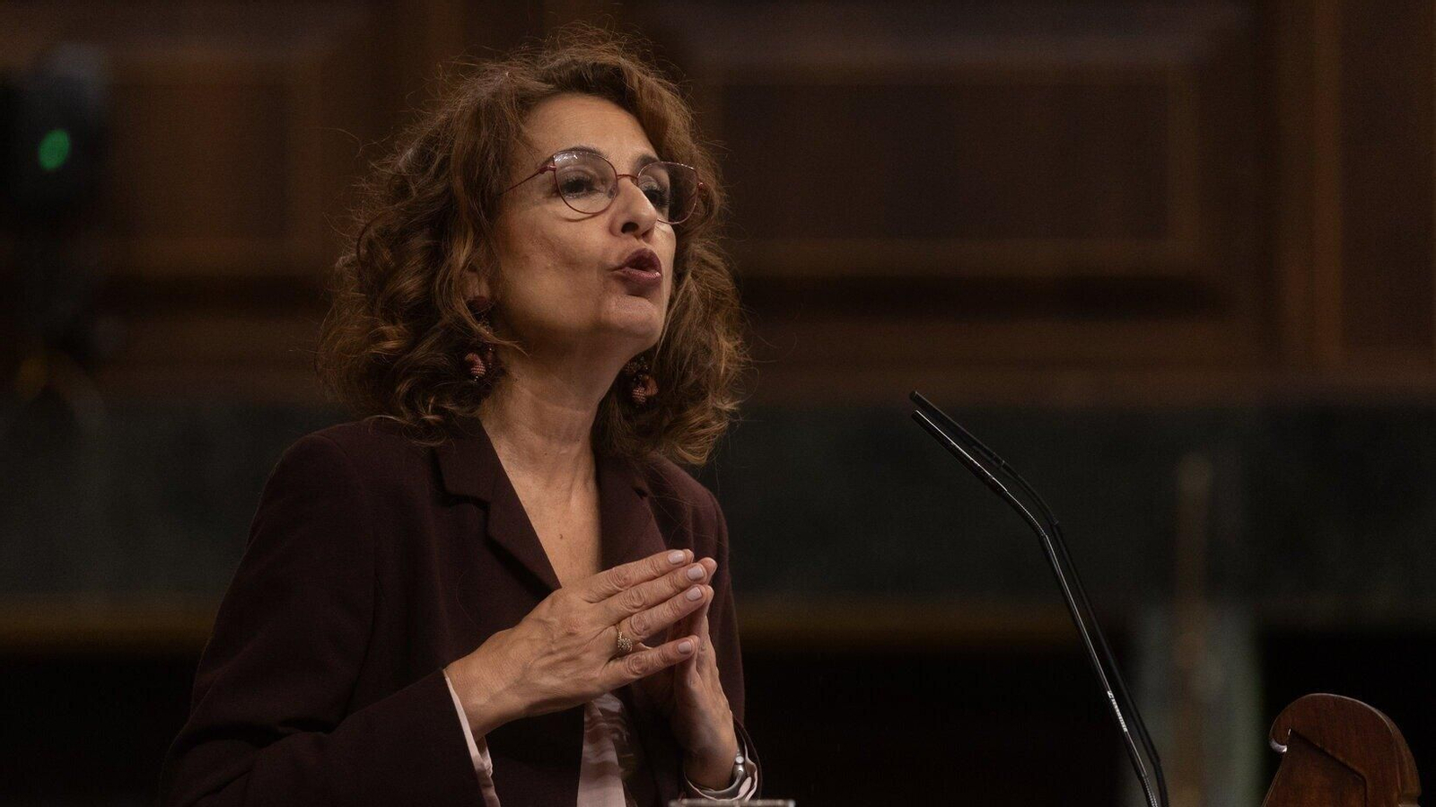 La vicepresidenta primera y ministra de Hacienda, María Jesús Montero, interviene durante una sesión plenaria en el Congreso de los Diputados. | Foto: Europa Press