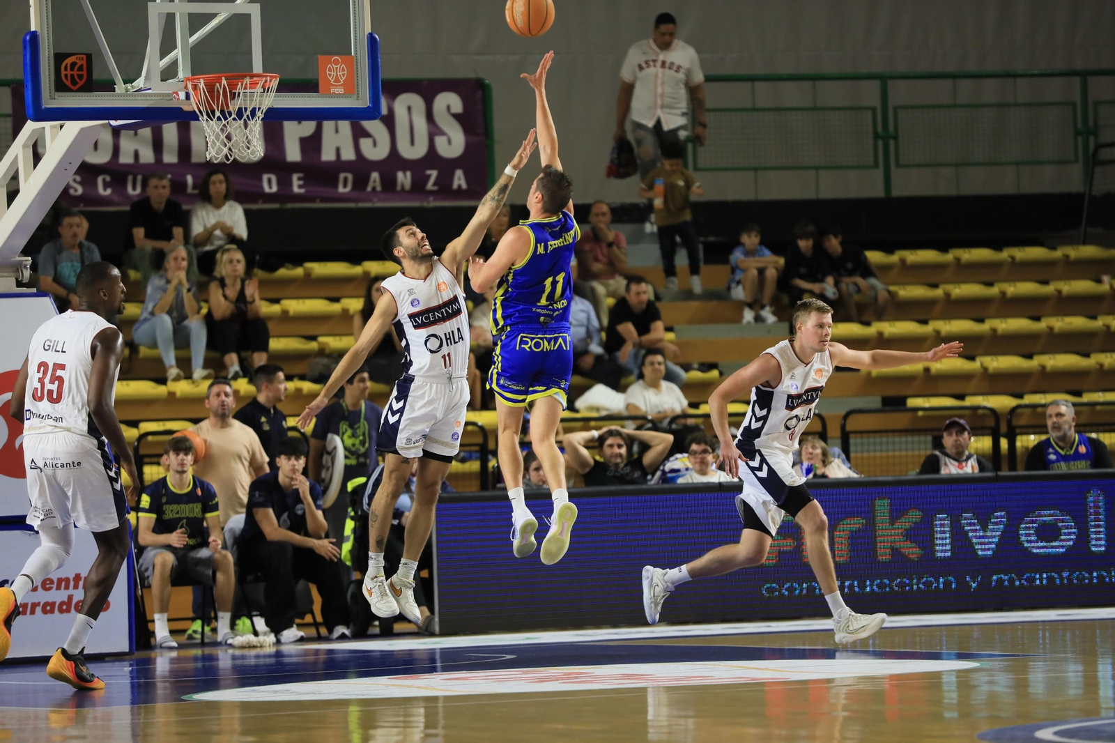 Galería | Noche triste en el Pazo con la derrota del COB ante el Alicante (79-83)