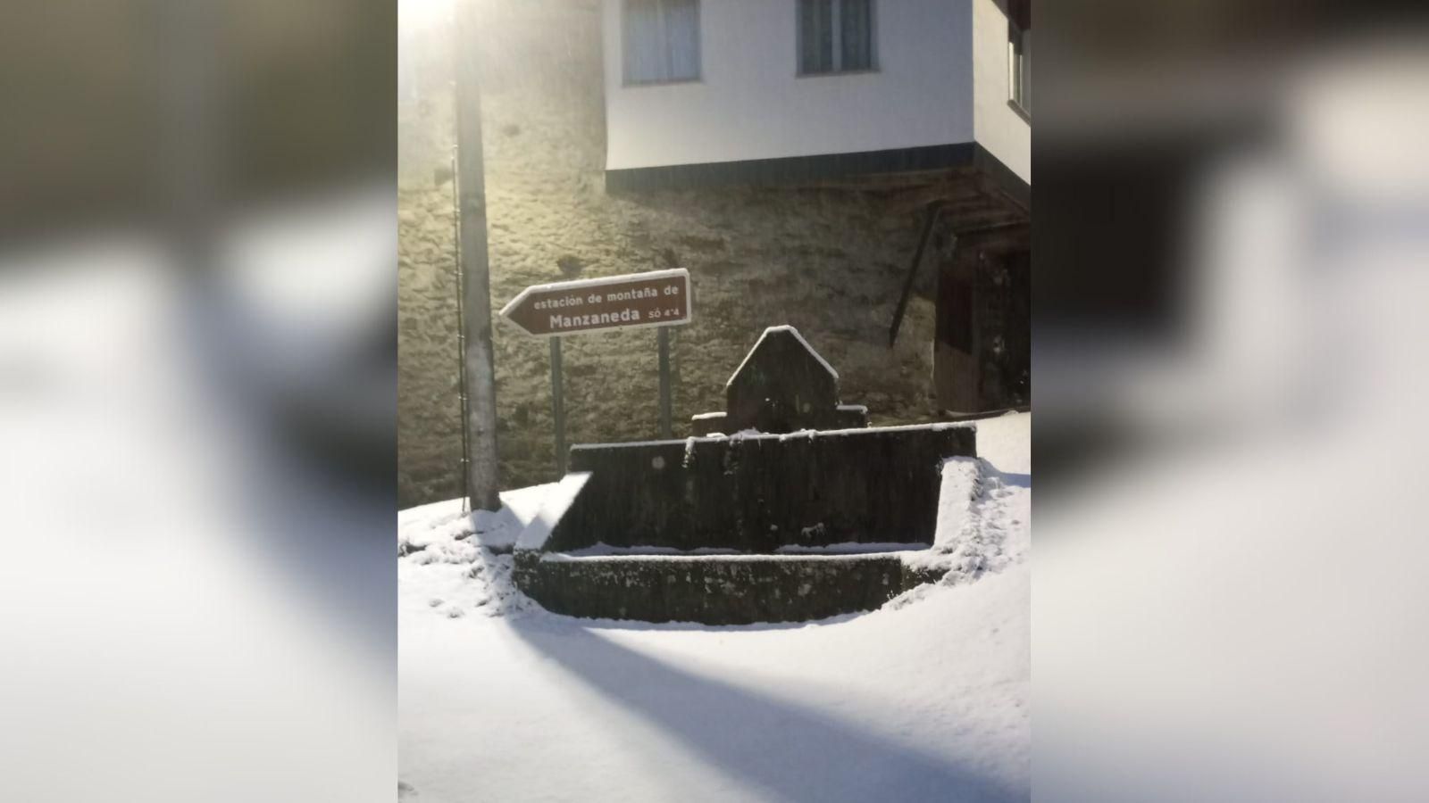 La nieve se acumula sobre el entorno rural,  incluso cubre las señales de tráfico