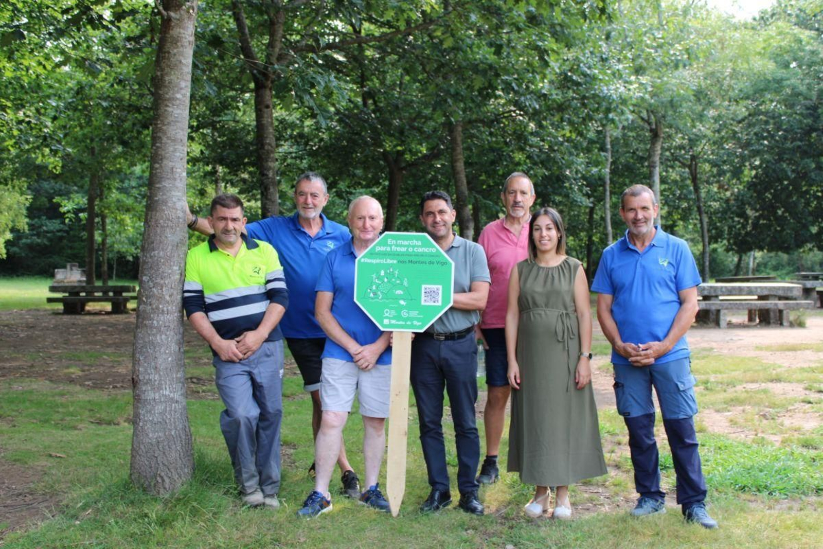 Representantes de la Mancomunidad de Montes de Vigo y de la AECC, tras firmar el acuerdo.