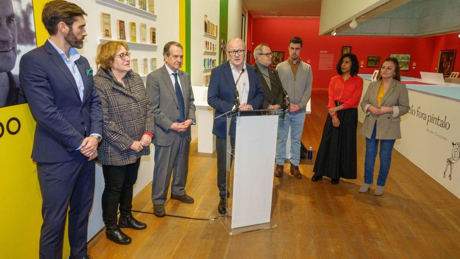 A esquerda, o director do Marco, Miguel Fernández, na súa intervención acompañado do alcalde Abel Caballero, o director de Galaxia, Xosé Manuel Soutullo, o comisario Xurxo Martínez e a deseñadora Hayat Husein, entre outros