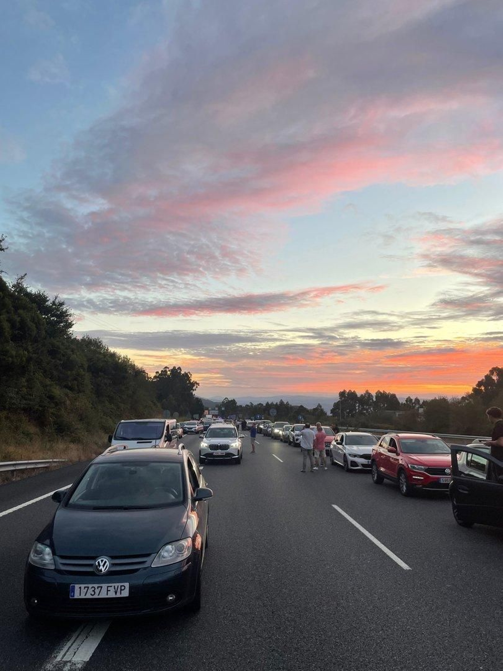 Los coches parados en la autovía, en un gran atasco durante esta jornada de operación retorno de vacaciones.