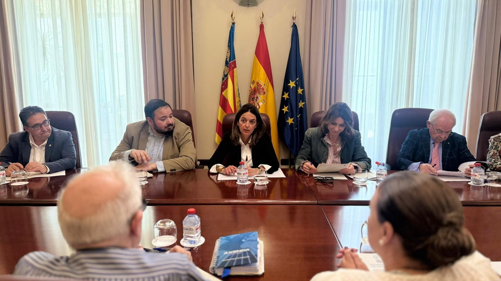 La consellera en el centro de la imagen, durante el encuentro