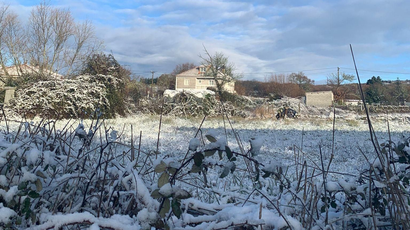 Primeras nieves de la temporada cubren los paisajes de Feás, en Calvos de Randín, Ourense, mientras las temperaturas alcanzan mínimos bajo cero.