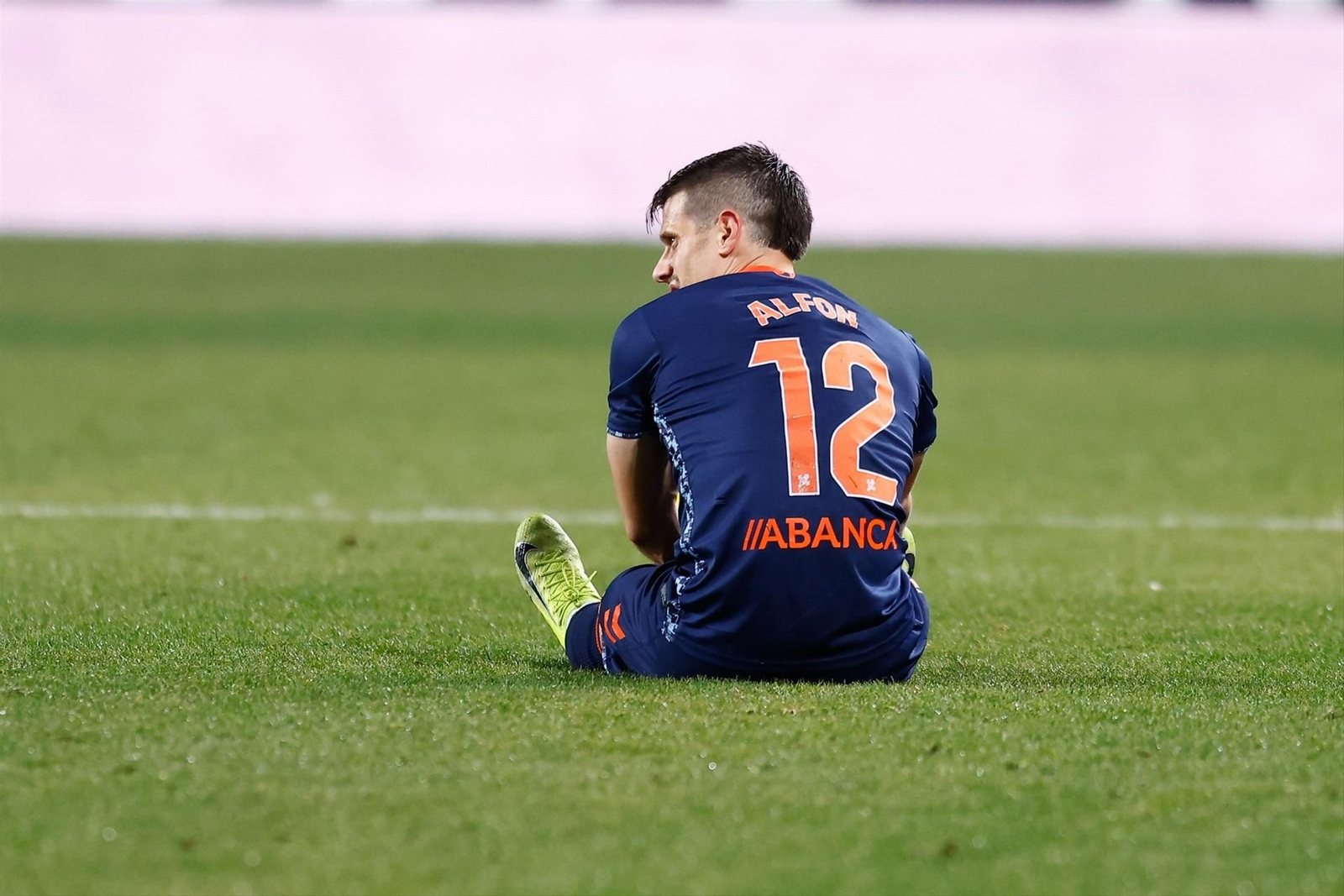 Alfon se fue al suelo tras sentir una molestia muscular.