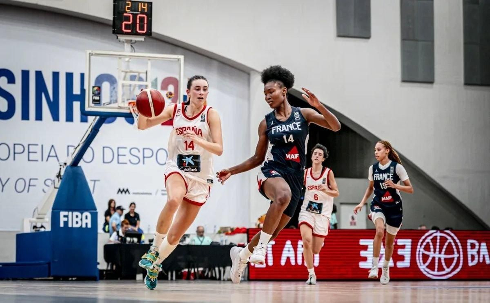 La jugadora ourensana Inés Sotelo bota la pelota ante la francesa Sara Cisse durante la final.