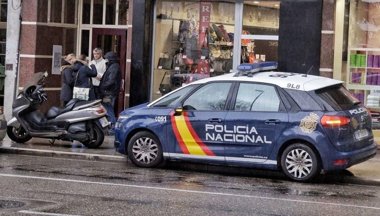 La Policía, en el portal de la avenida de Florida, el día en el que ocurrieron los hechos.