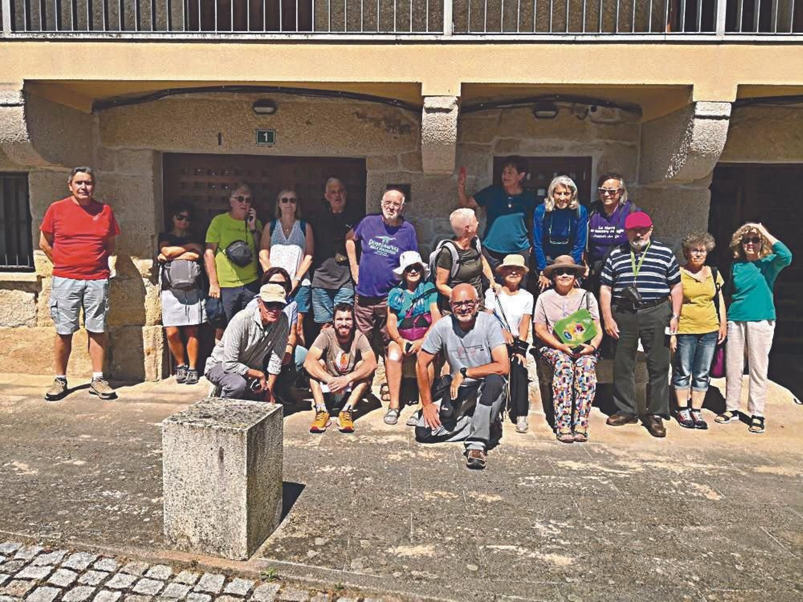 O grupo de mebros da Sociedade Internacional de Xeoloxía e MInería, na Casa da Lagoa.