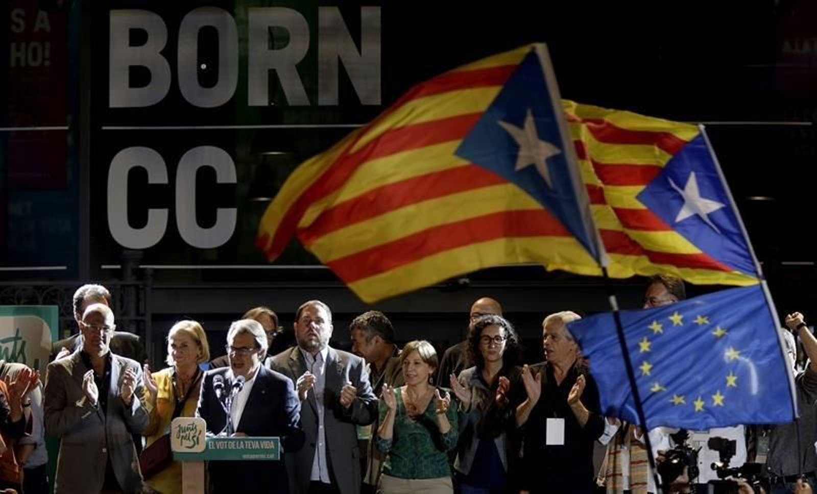 El presidente catalán, Artur Mas (3i), el cabeza de lista de Junts pel Sí, Raül Romeva (i), el presidente de ERC, Oriol Junqueras (4i) y la integrate de la candidatura Carme Forcadell (5i). (ALBERTO ESTÉVEZ)