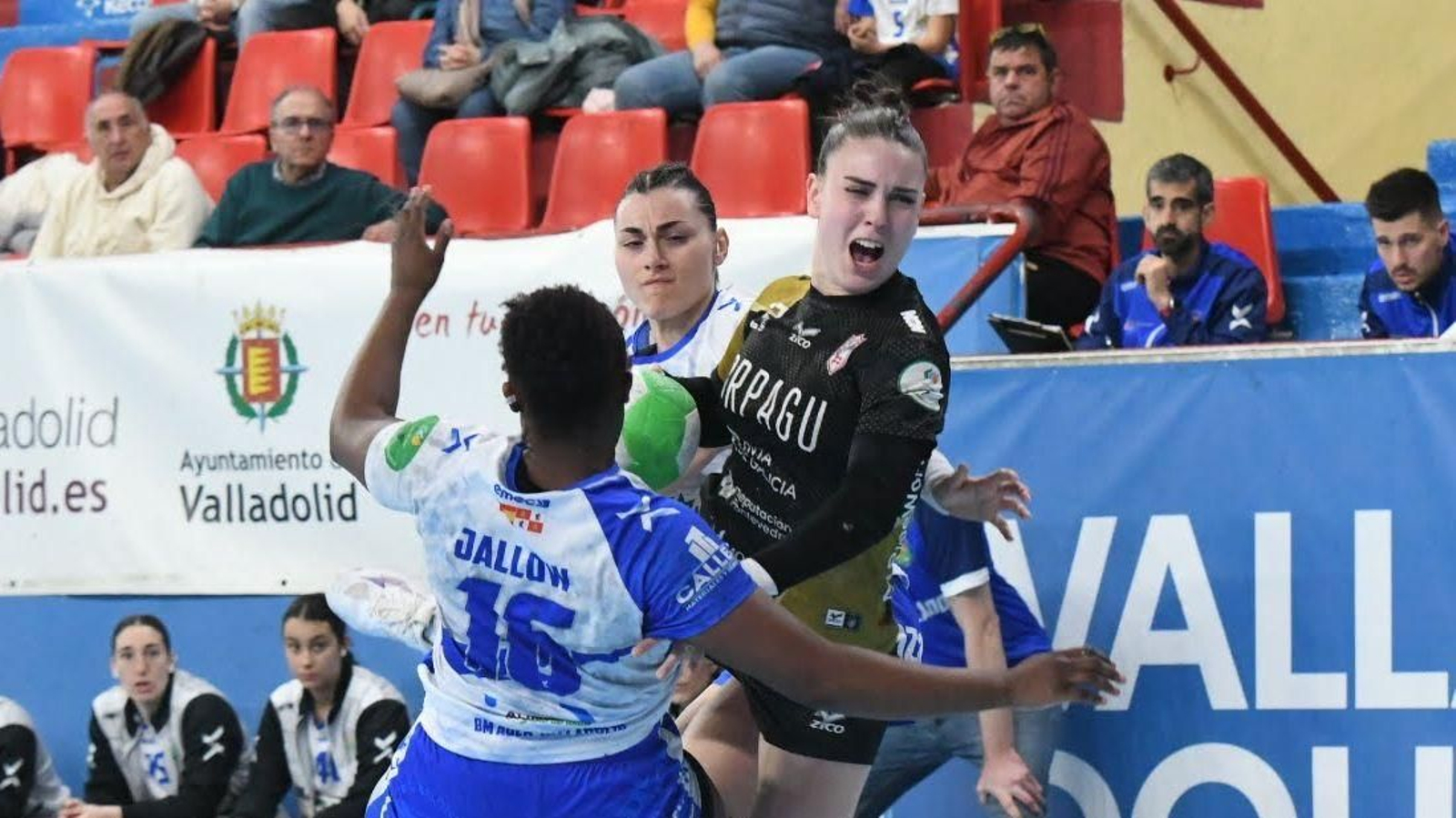 María Sancha, con el balón, en el partido de ayer contra el Aula Valladolid.