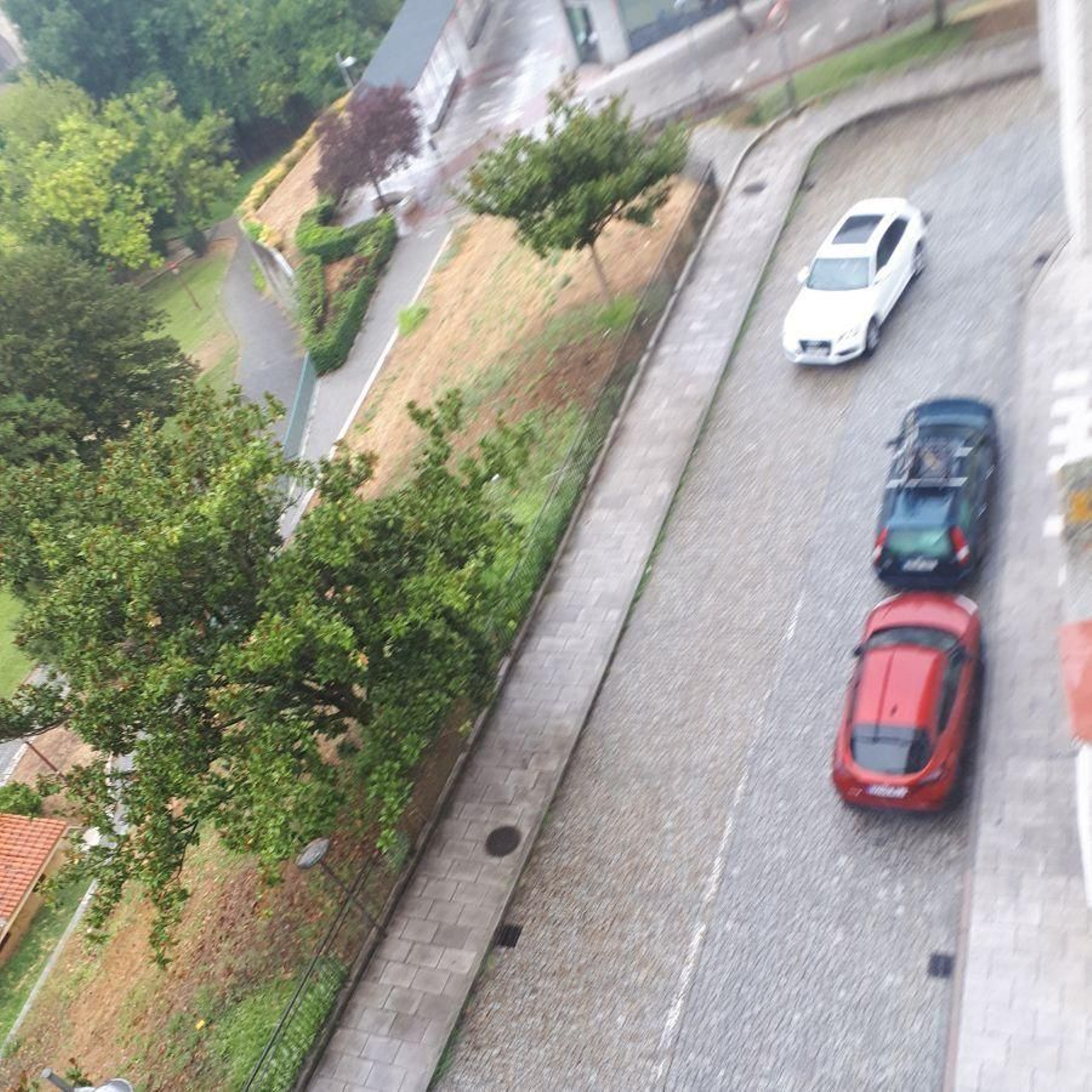 Vehículos estacionados en una zona que, según los vecinos, evidencia la falta de vigilancia de la Policía Local.