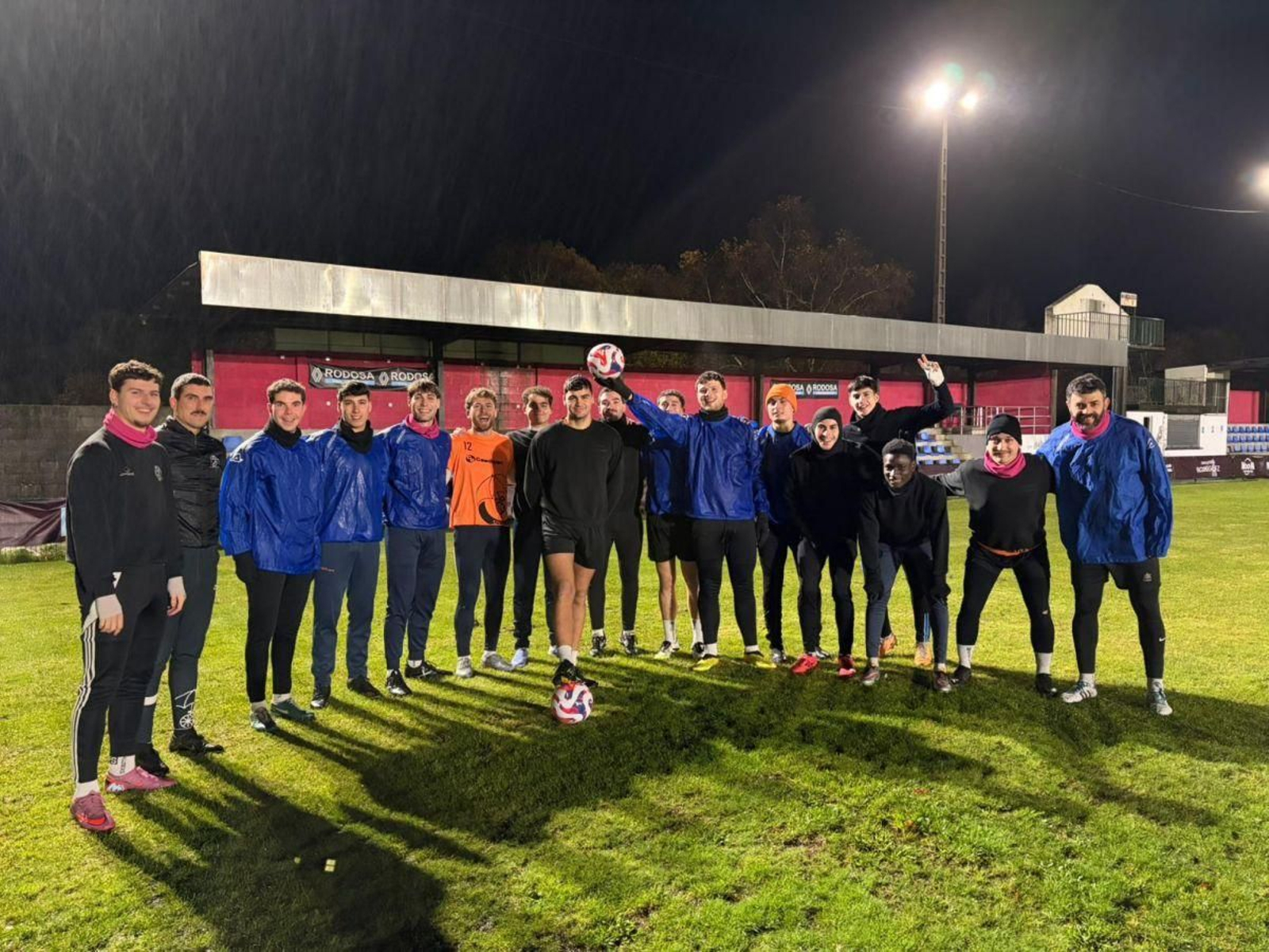 Gabri, central del Nogueira, rodeado de sus compañeros antes de iniciar el entreno en A Tella.