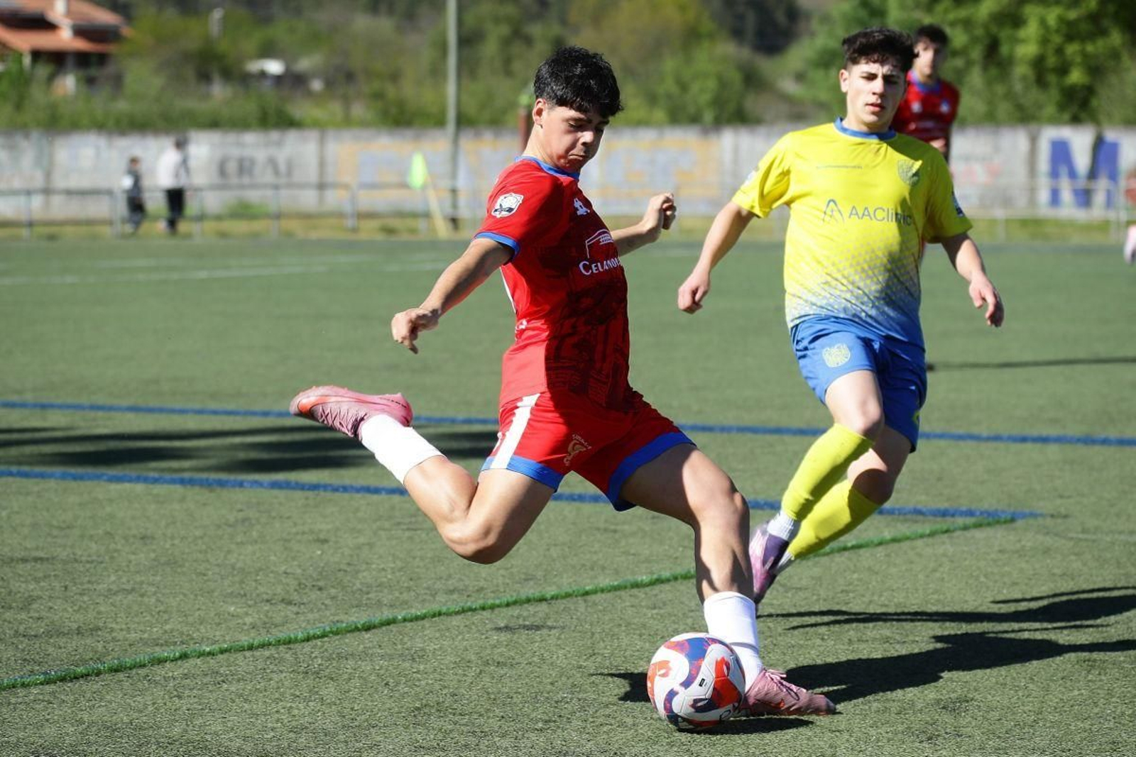 Santi, del Celanova, que se enfrentará a su ex equipo, golpea el balón ante el Polígono.