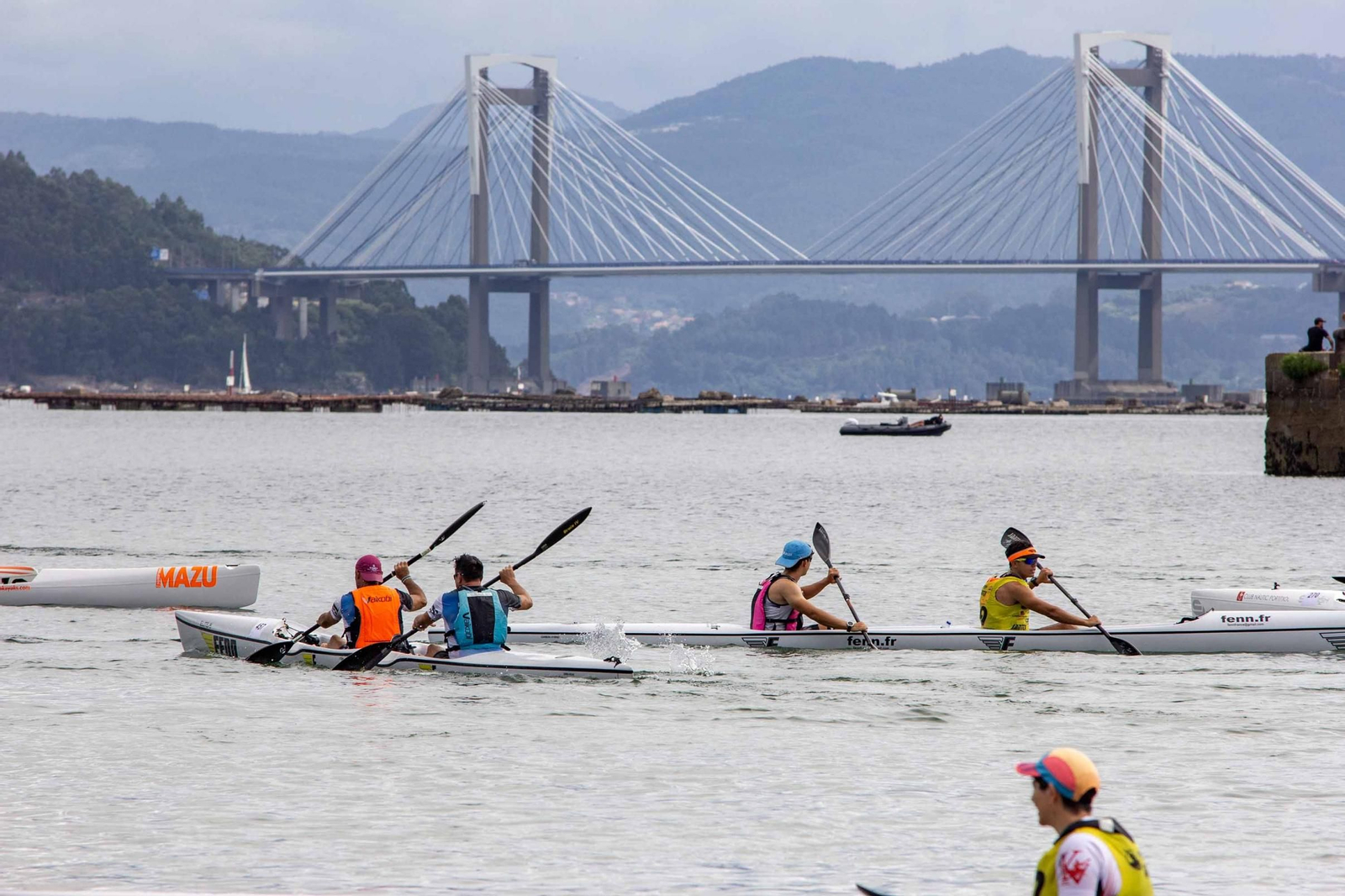 El puente de Rande fue el magnífico telón de fondo que presidió las pruebas de este fin de semana en Teis.