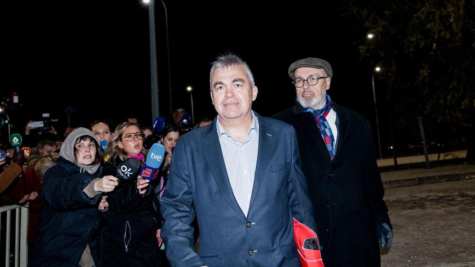 Primeras imágenes de Santos Cerdán junto a uno de sus abogados tras salir de la cárcel de Soto del Real tras casi cinco meses en prisión provisional por el 'caso Koldo'