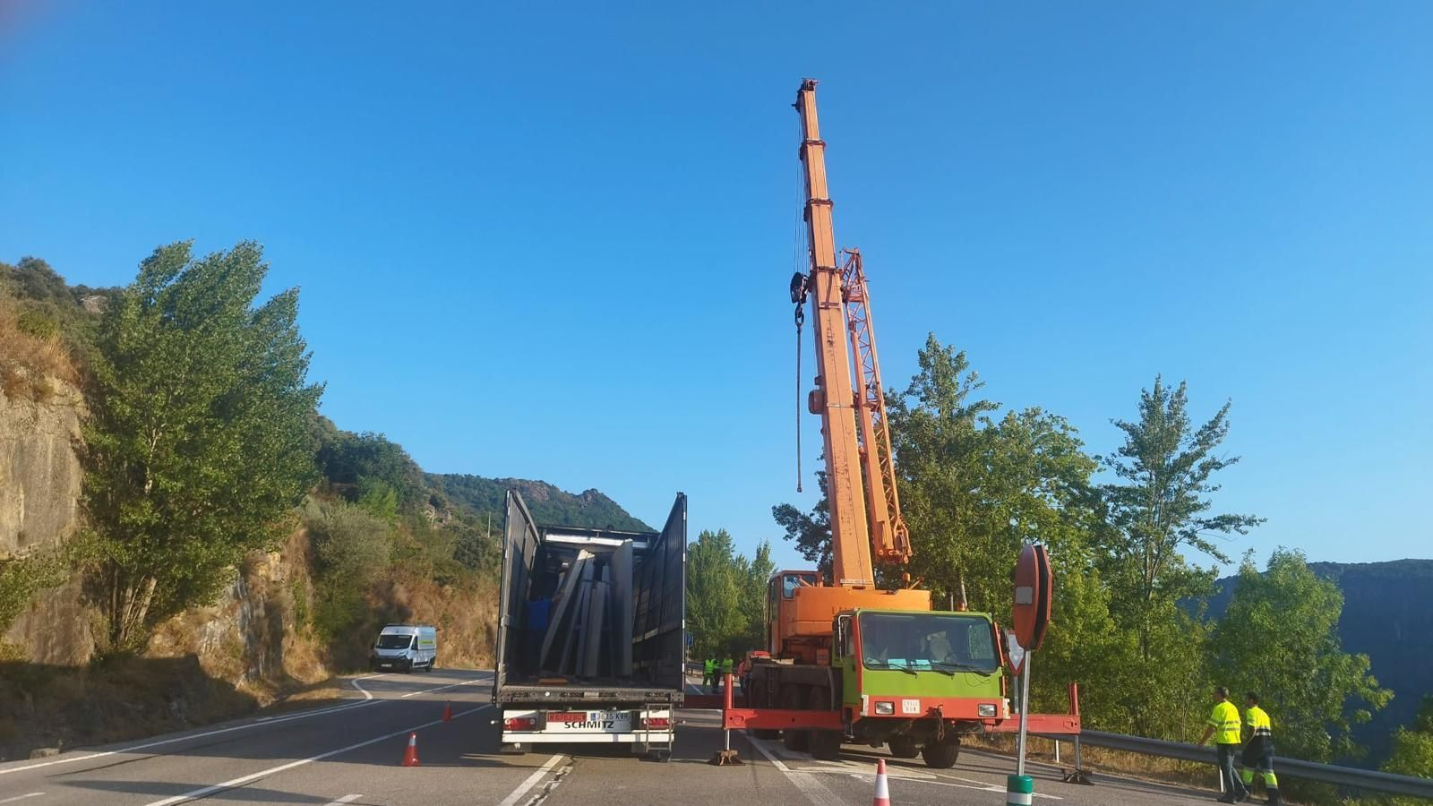 El camión accidentado en As Ermidas.