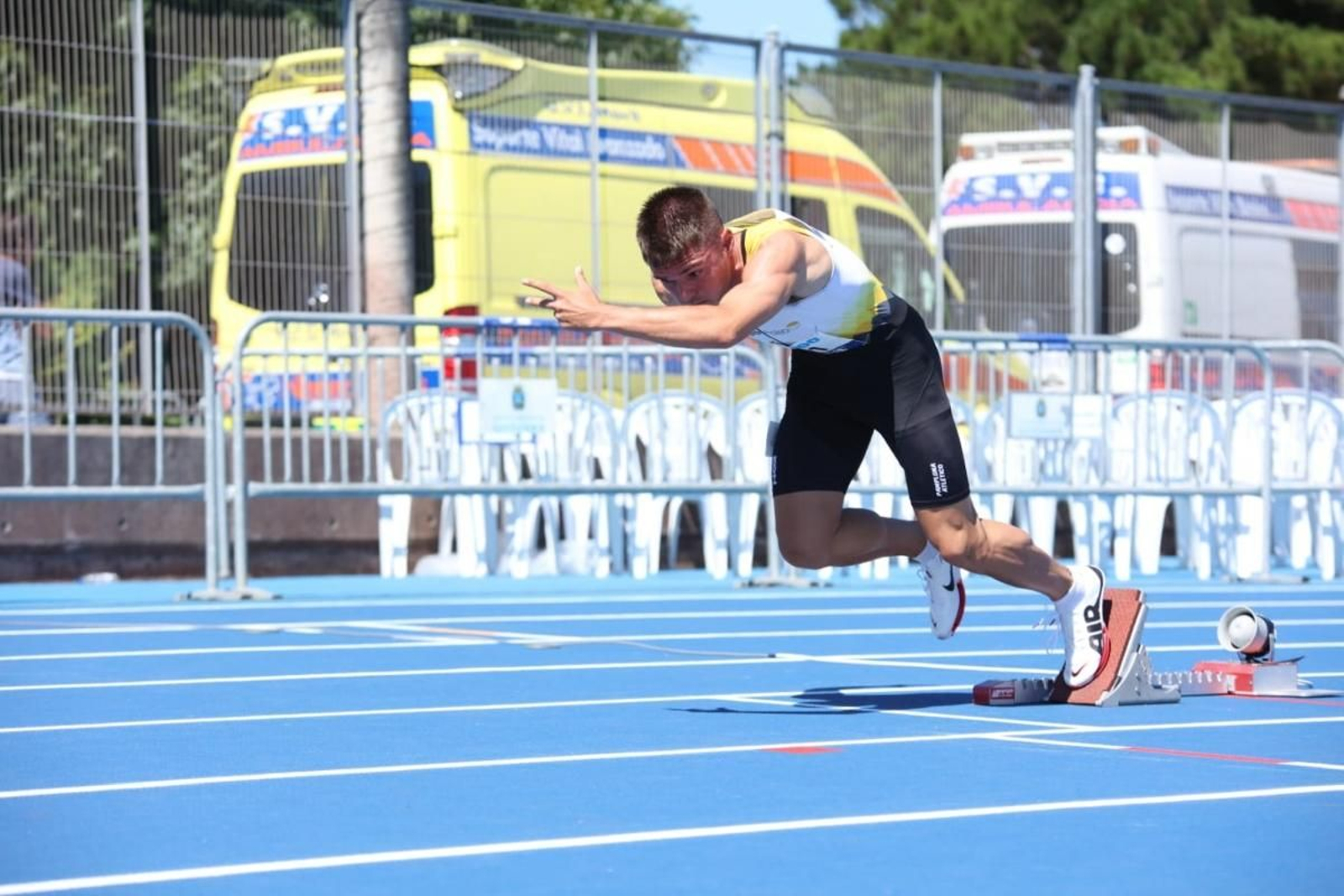 El joven atleta vigués arranca en una de las carreras que disputó en Santander el pasado fin de semana.