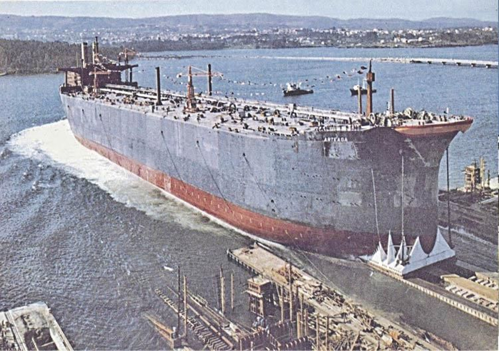 Momento de la botadura del petrolero.