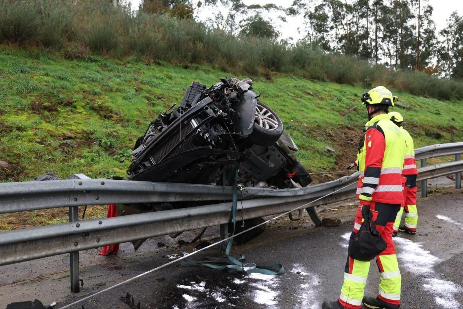 El coche sobre el quitamiedos.