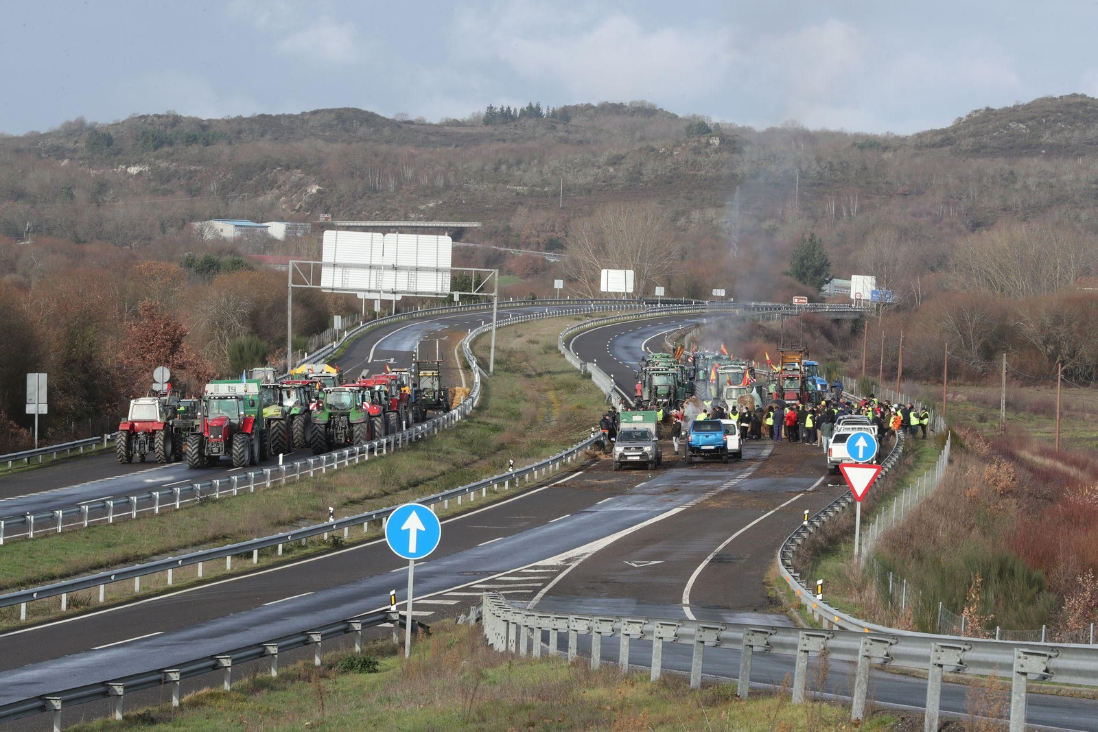 Galería | Las protestas de los tractoristas en la A-52 contra el acuerdo comercial con Mercosur, en imágenes