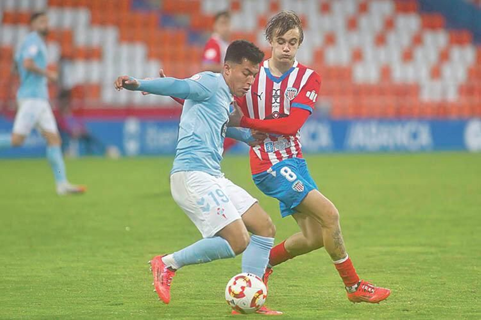 El mexicano Emi Rodríguez, que acabó expulsado, disputa un balón con el local Yayo.