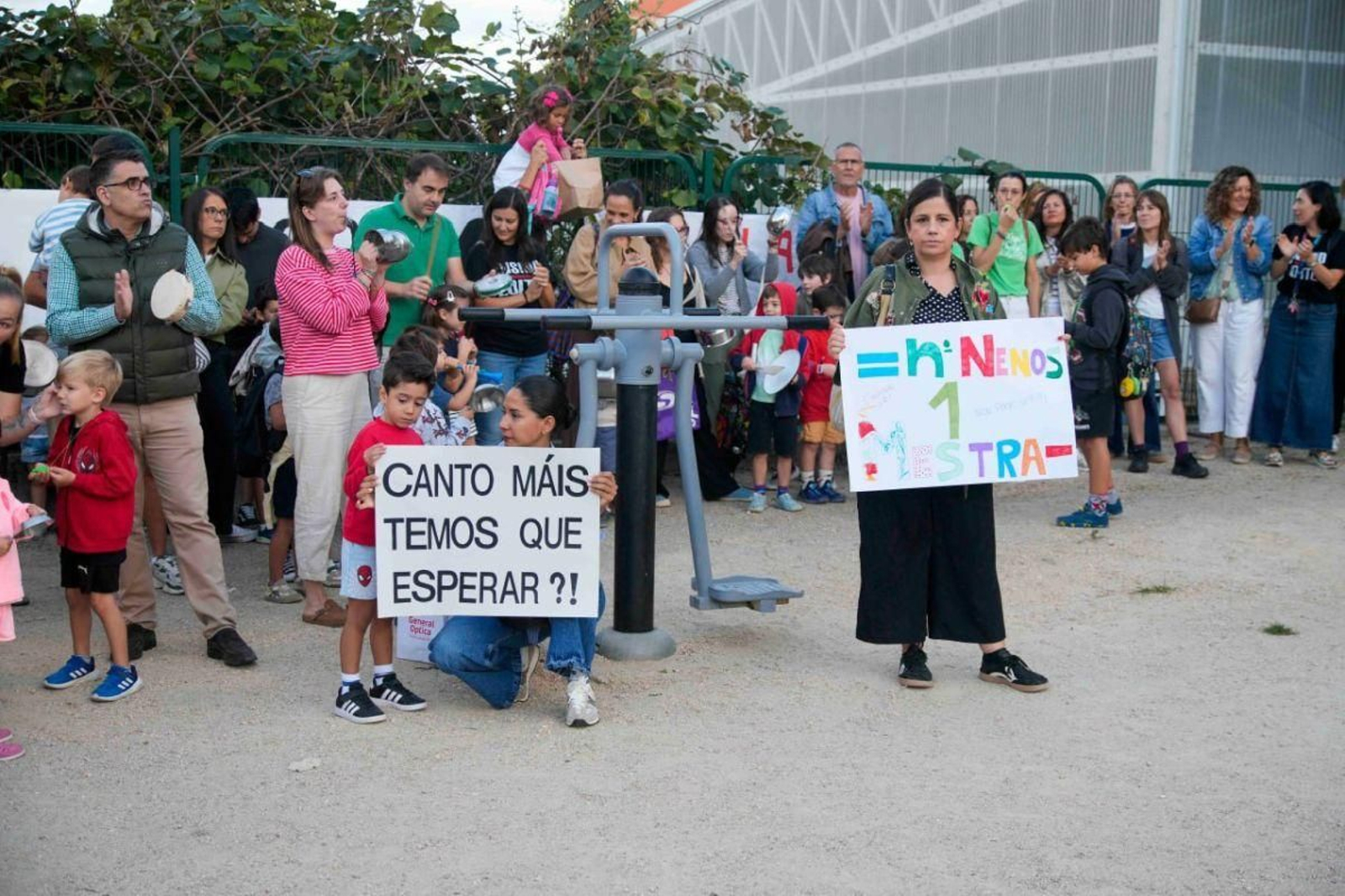 Profesores, familias y alumnos se concentraron a las puertas del centro educativo.