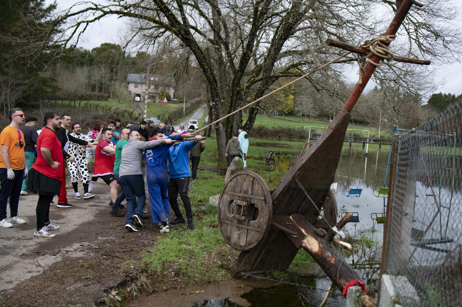 Galería | El meco Abalos recorrió As Teixugueiras, Cartelle