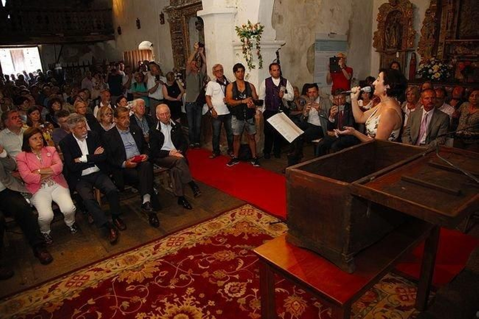 Asistentes na igrexa de Santiago de Rubiás ao acto de nomeamento de novos xuices honorarios do Couto Mixto.