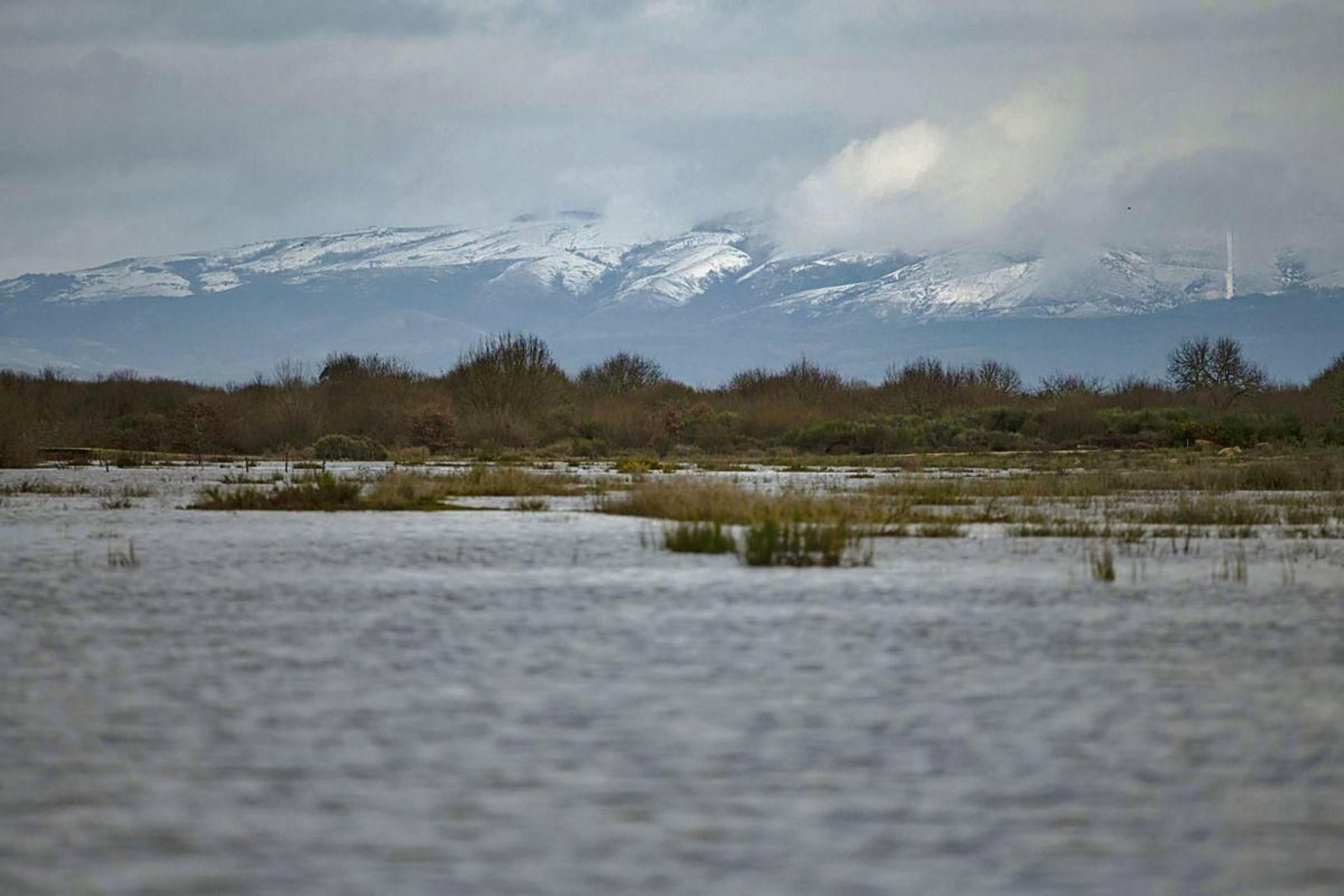 Vista del Macizo Central con nieve en febrero desde la llanura de A Limia, completamente inundada en la zona de la Lagoa.