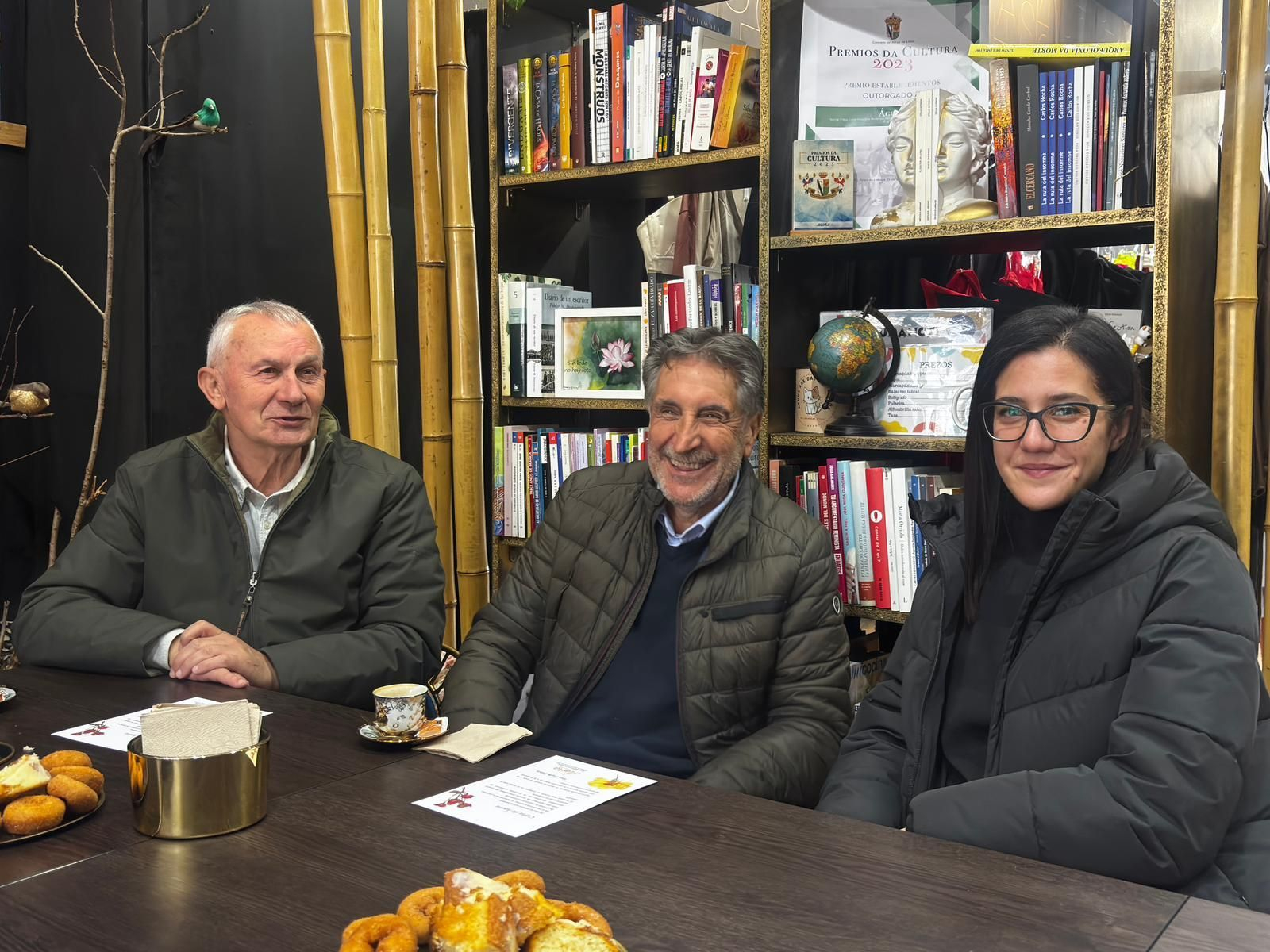 Delfín Caseiro, Antón Jardón y Alba Barreira durante a presentación.