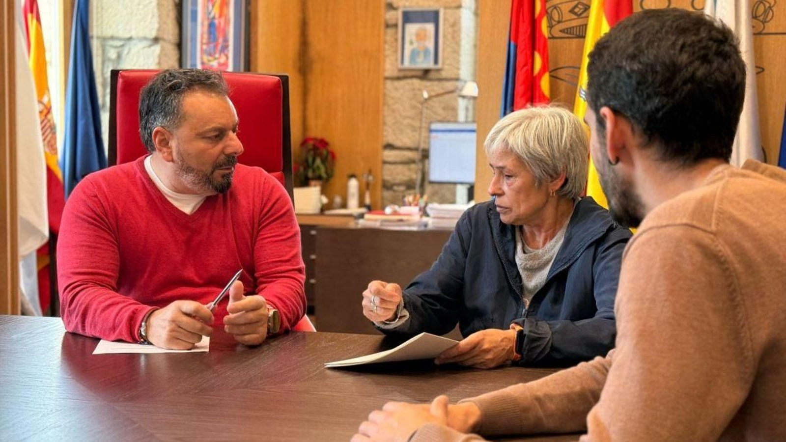 El alcalde Paco Ferreira durante la firma de los convenios.