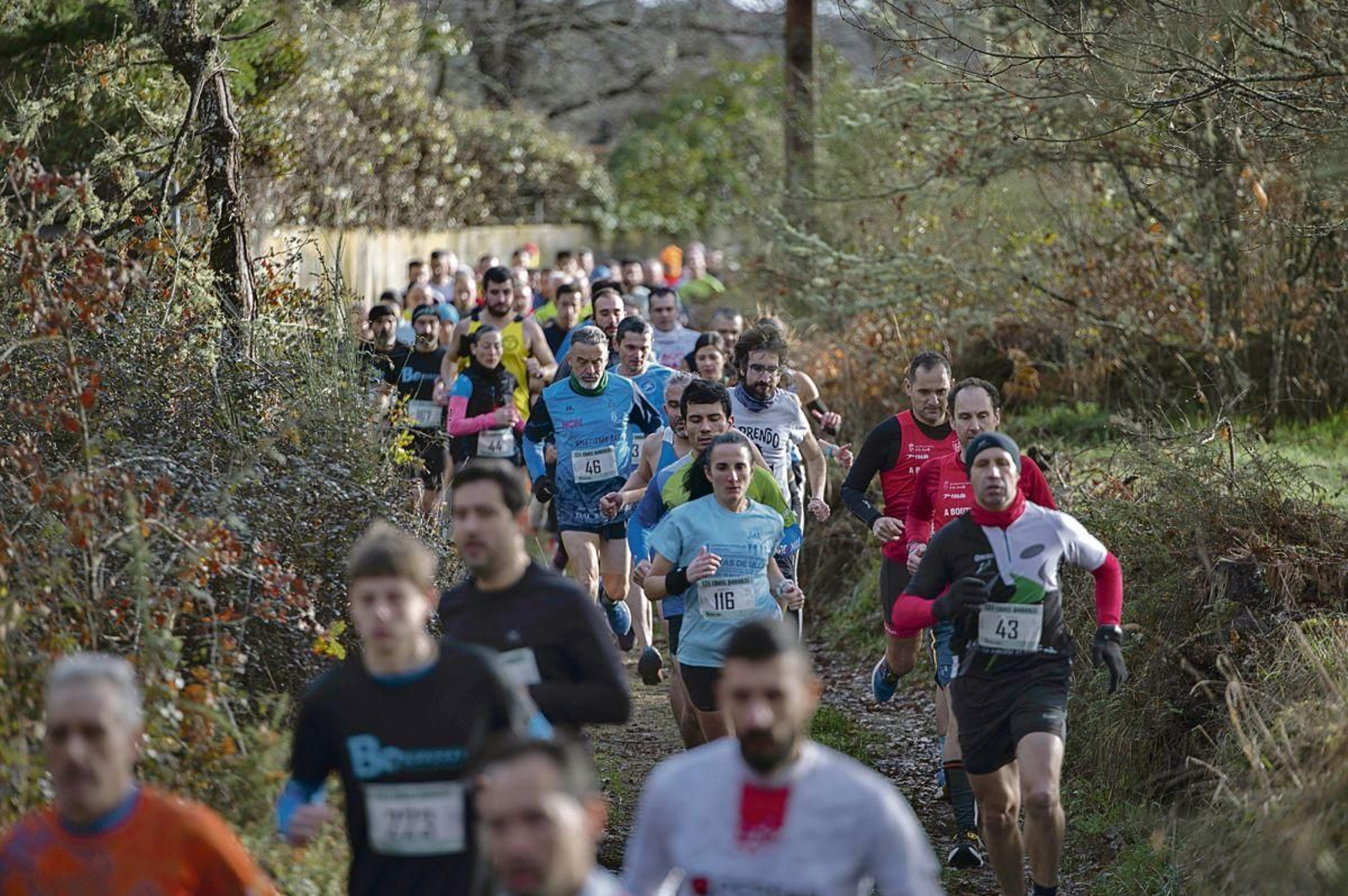 Primeros metros de la prueba celebrada en Boborás, con los atletas tratando de ganar la mejor posición posible dentro del pelotón.