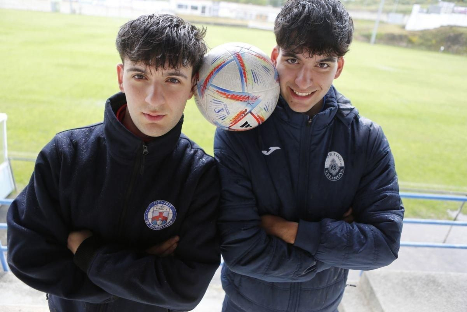 Los Mociño, Adrián (Verín CF) y Miguel (Sporting Celanova), ayer en la gada del campo de San Rosendo.