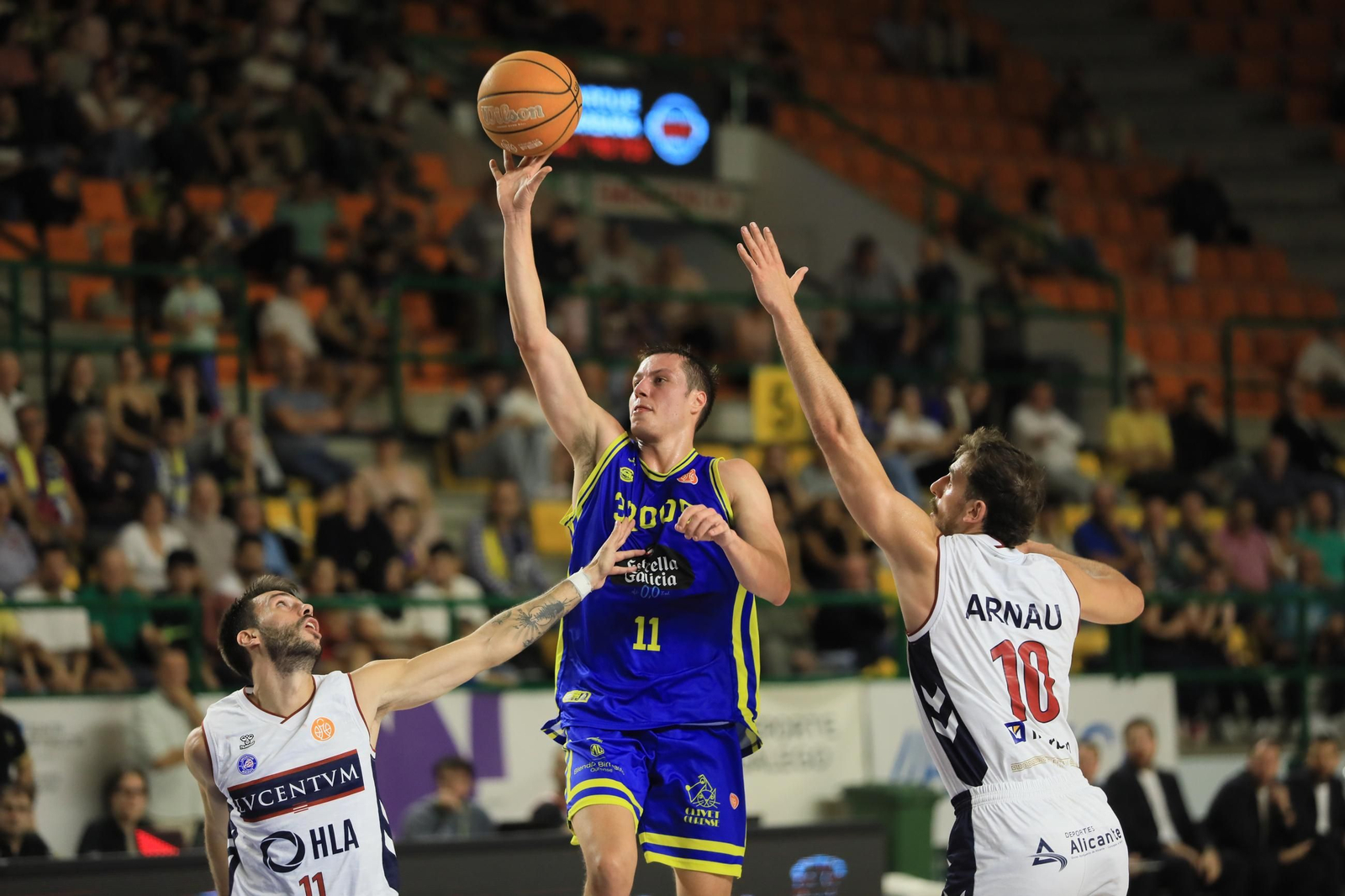 Galería | Noche triste en el Pazo con la derrota del COB ante el Alicante (79-83)