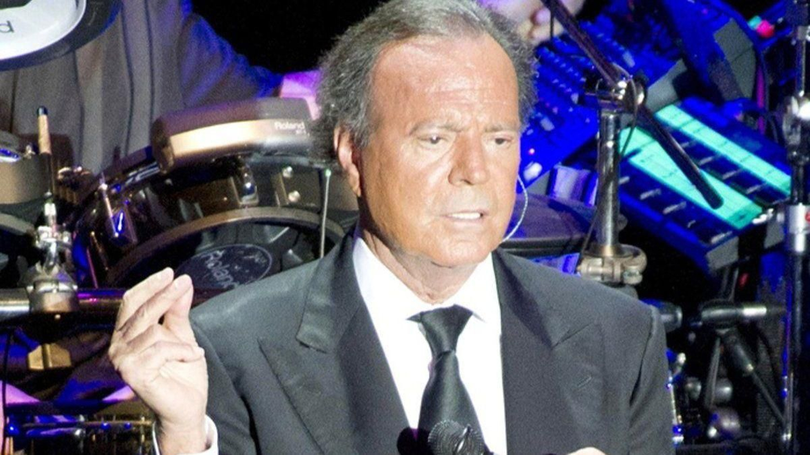 El cantante Julio Iglesias actúa en un concierto de su última gira.