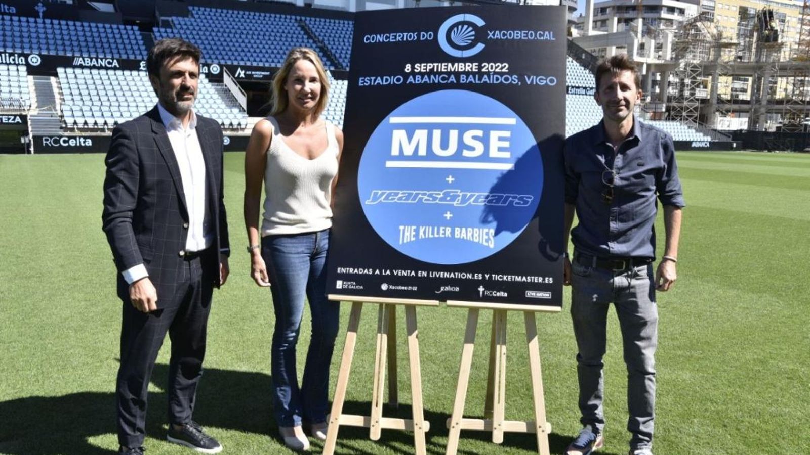 Carlos Cao, del Celta; Marta Fernández Tapias y Farruco Castromán, ayer, en Balaídos.