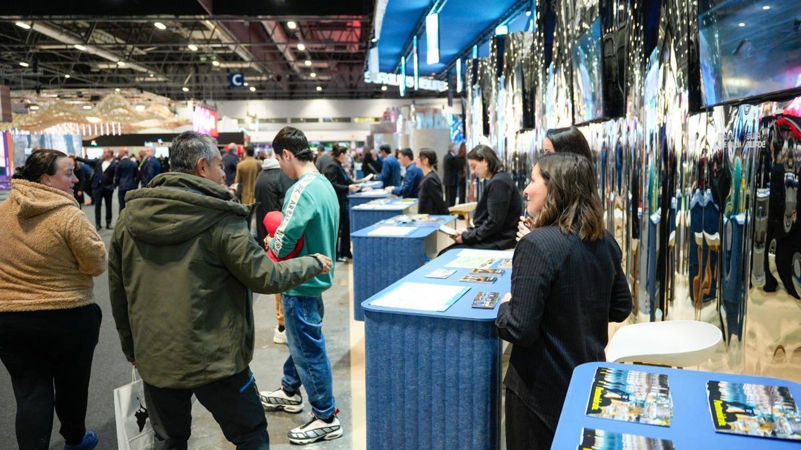 Mostradores sobre la oferta turística gallega en el stand de Fitur
