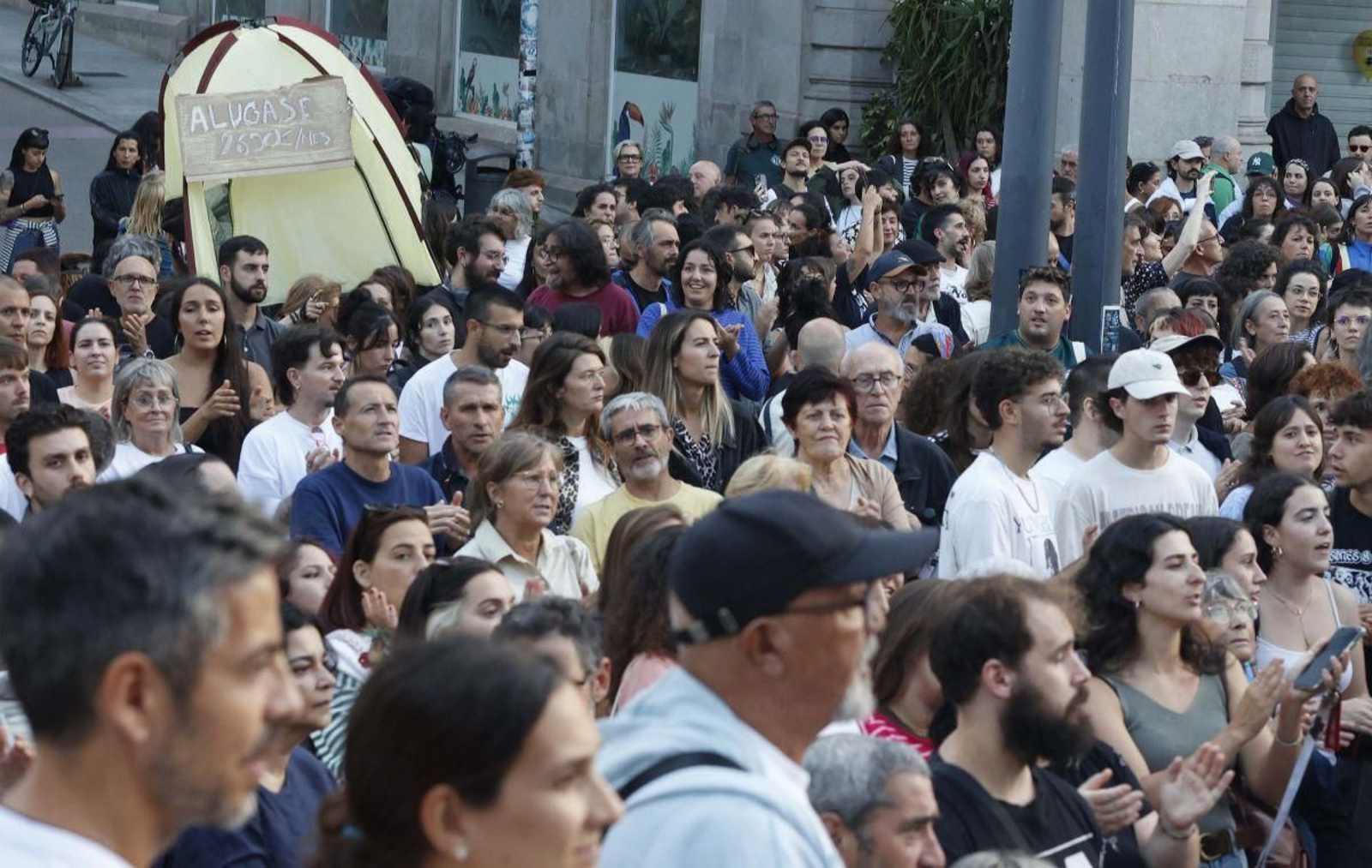Galería | Vigo sale a la calle por la situación de la vivienda