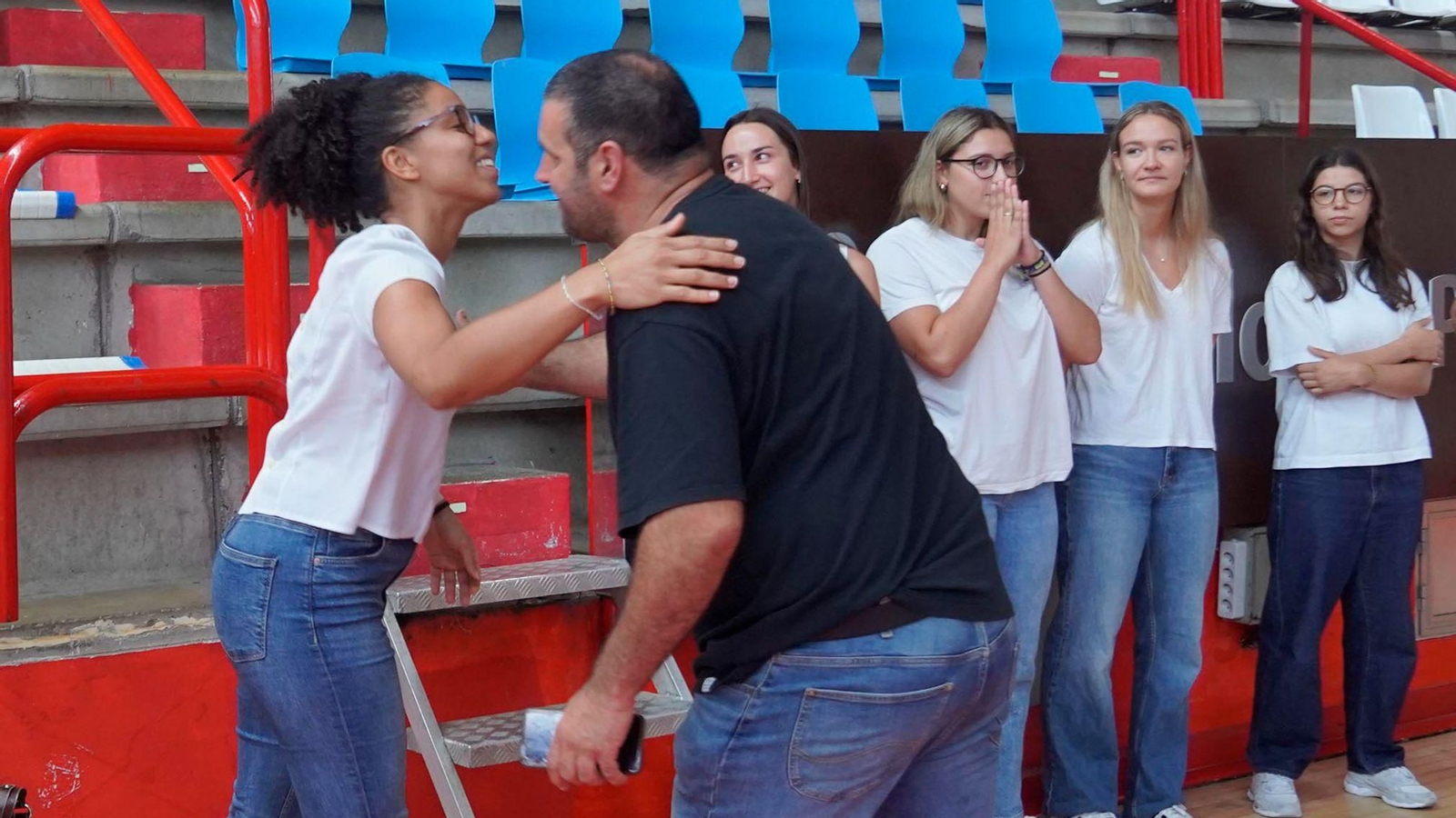 Carmen Prelchi saúda a Isma Martínez na presentación do Porriño realizada onte no Municipal.