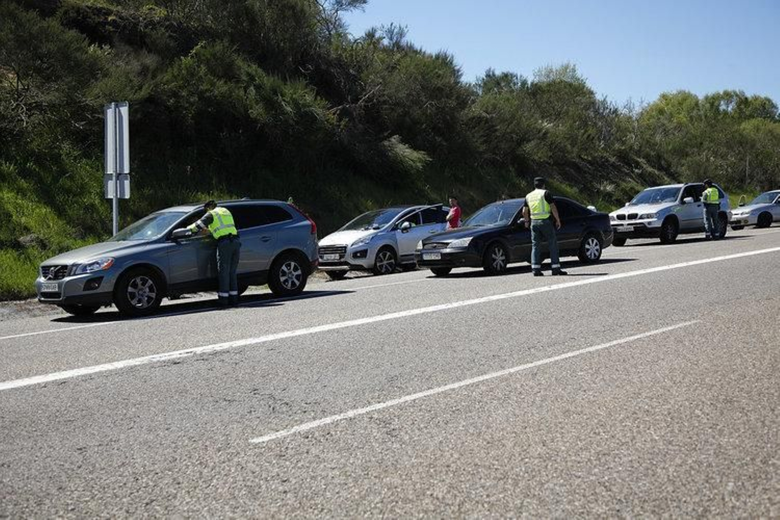 Control de velocidad establecido por la Guardia Civil de Tráfico en la A-52, a la altura de Sandiás
