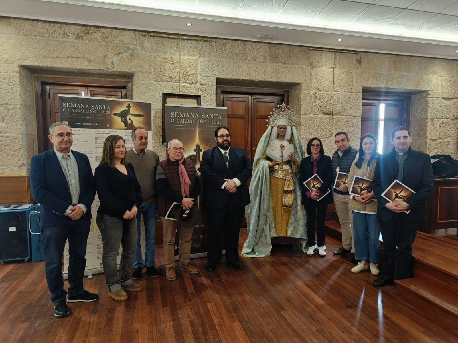 Cofrades y autoridades locales junto a la nueva imagen de esta Semana Santa.