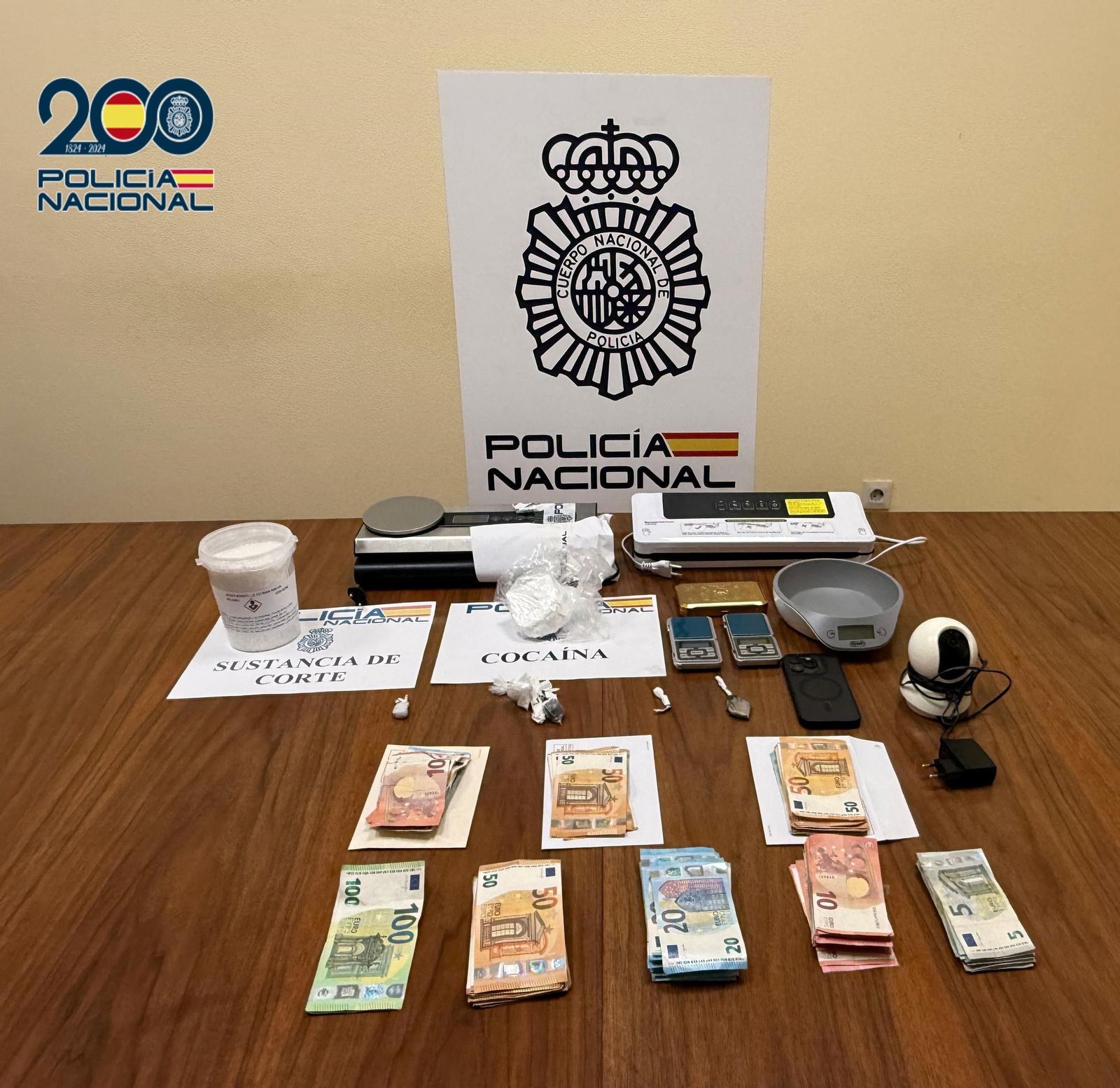 Las sustancias y otros objetos incautados durante los registros