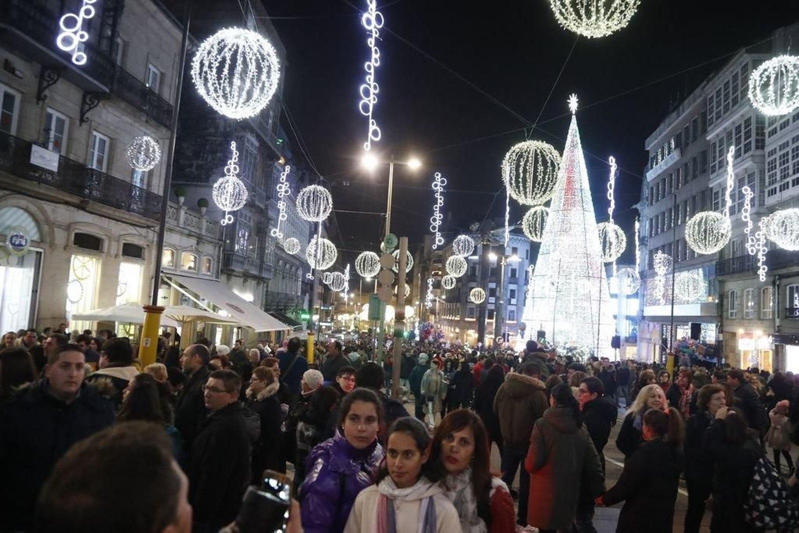 Los turistas invaden Vigo en el Puente252