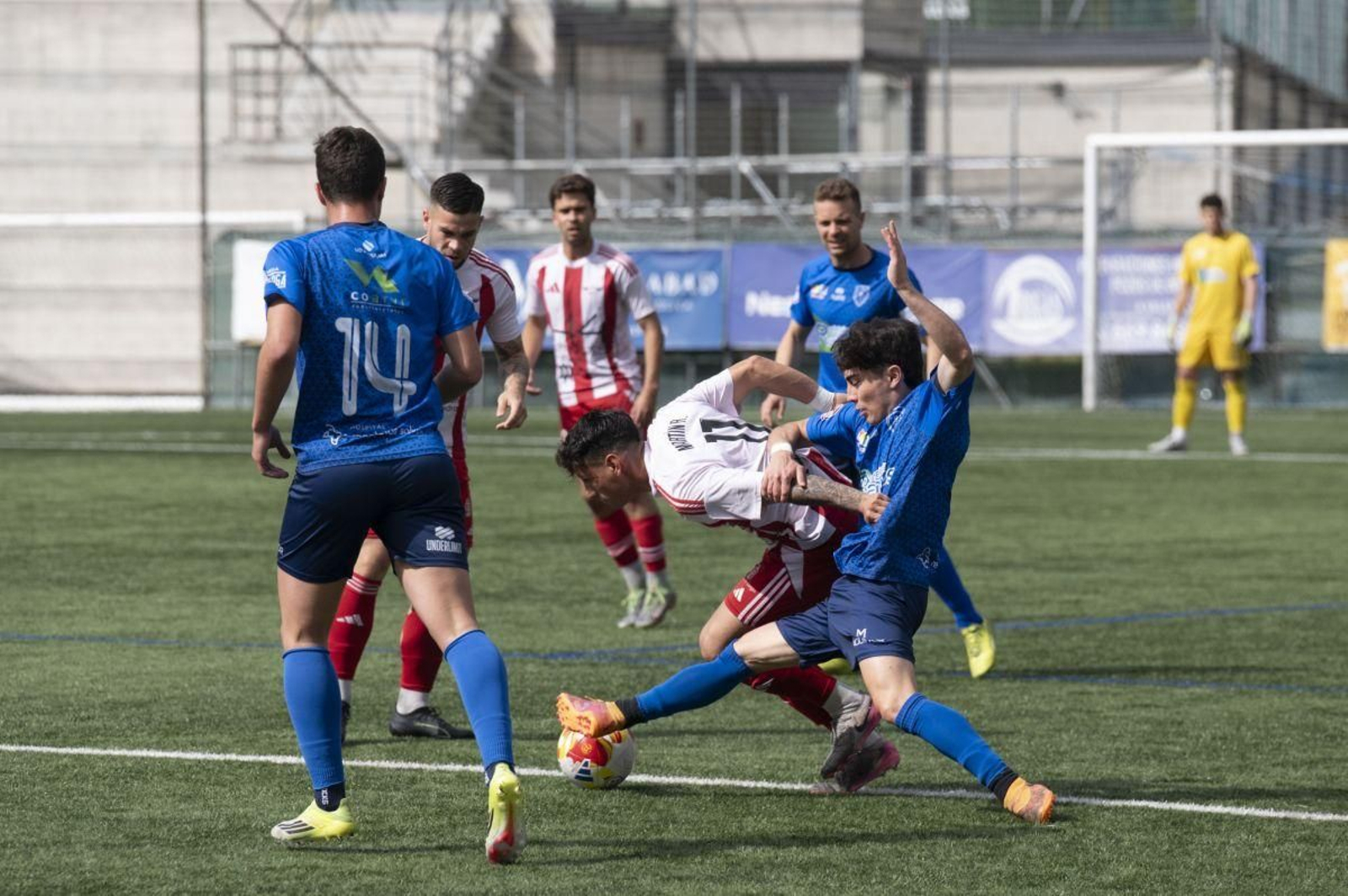 El azulón Róber trata de recuperar un balón ante el jugador del Alondras Martín Rafael.