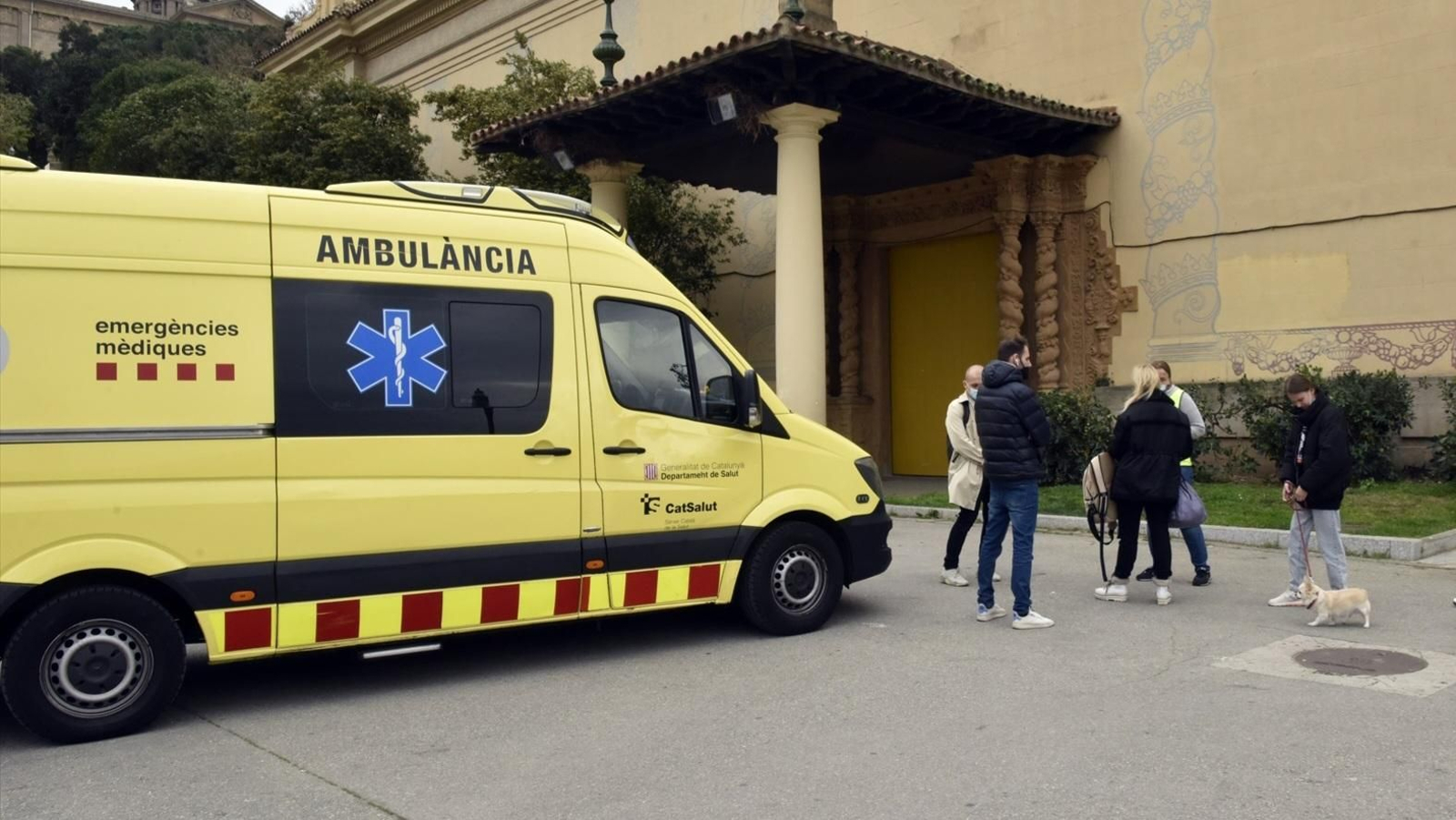 Imagen de archivo de una ambulancia en Cataluña.