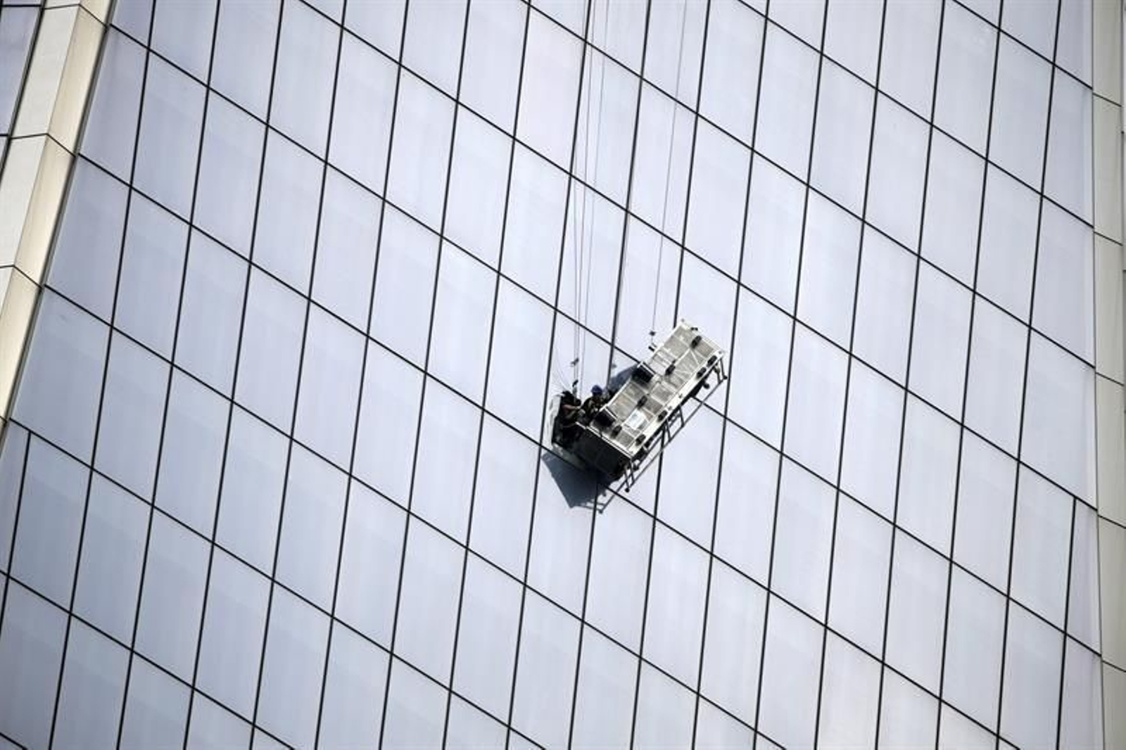 Estado en el que se encontraban los limpiacristales, a la espera de ser rescatados. (EFE)