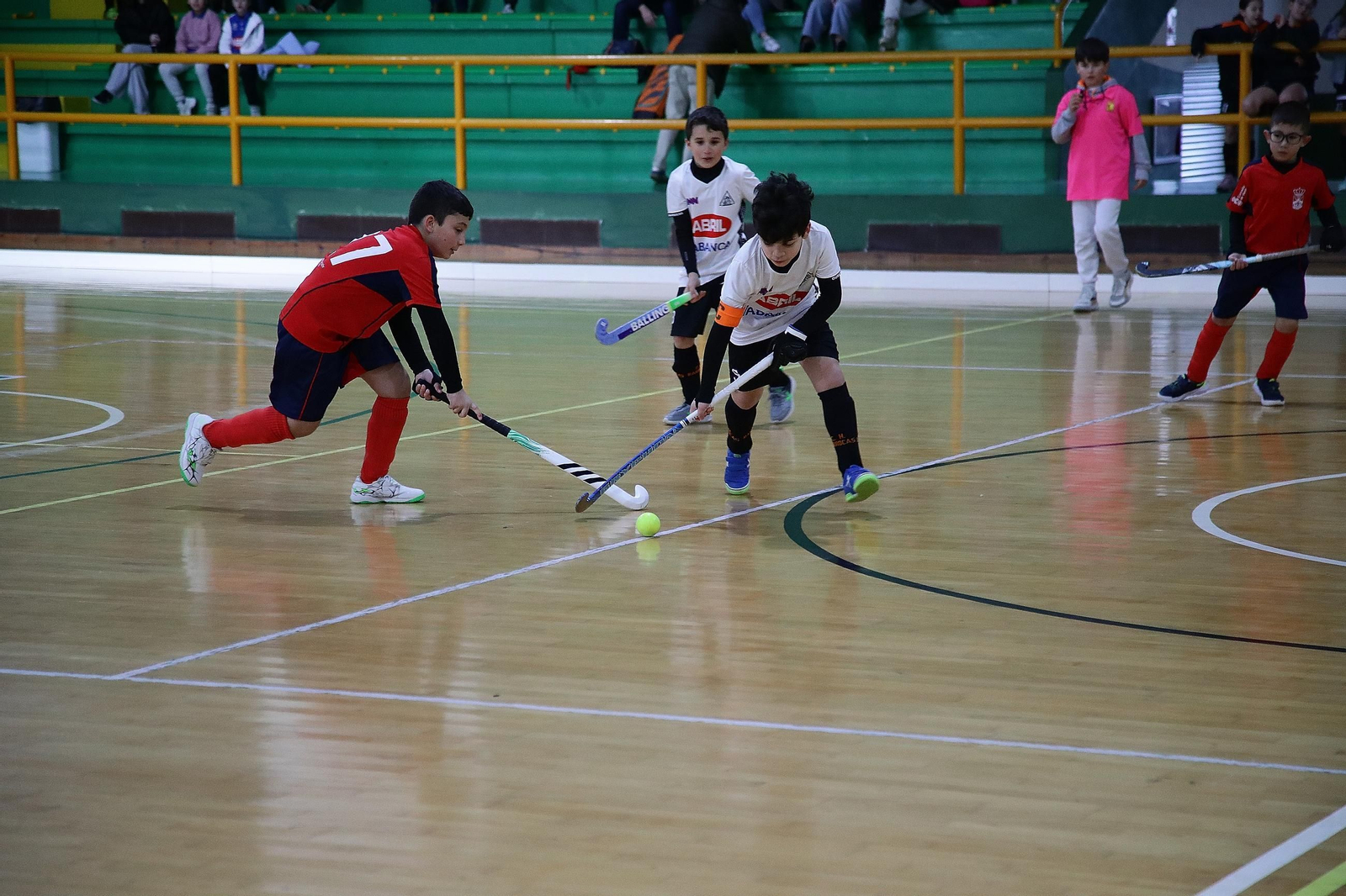 Galería | La cantera del hockey sala ourensano disfruta de una jornada de competición con +Deporte La Región