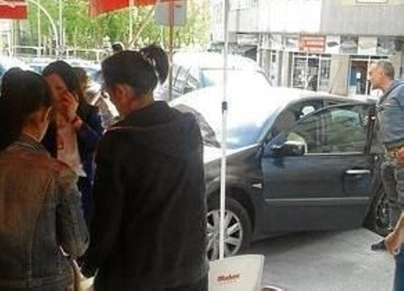 El coche se empotró contra las mesas de la terraza del negocio.