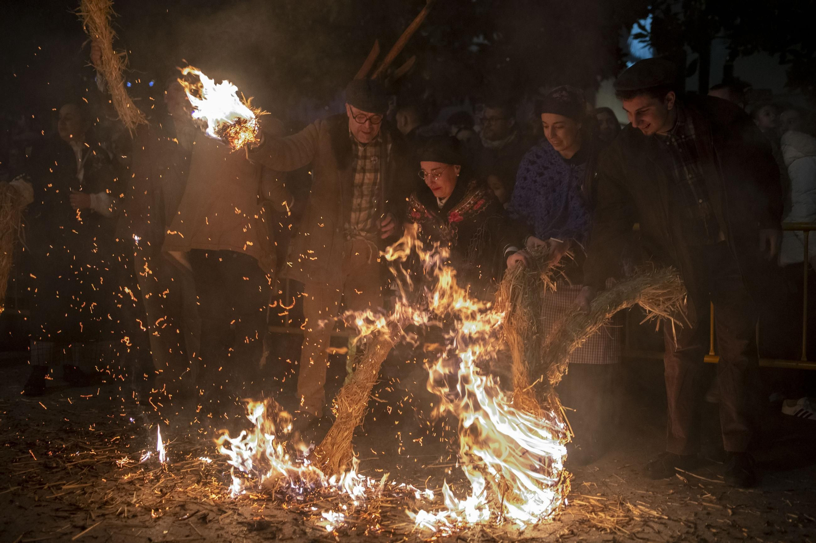 El fuego y el humo fueron protagonistas de este ancestral acto del Entroido.