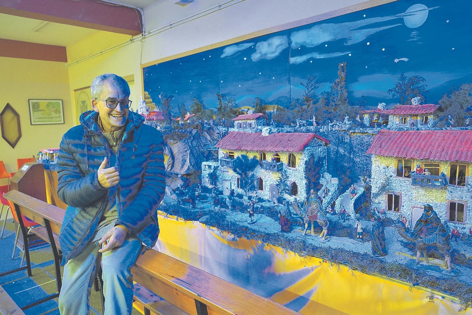 Juan Manuel Sobreira, junto al Belén que montó en la parroquia de San Martiño de Coia.